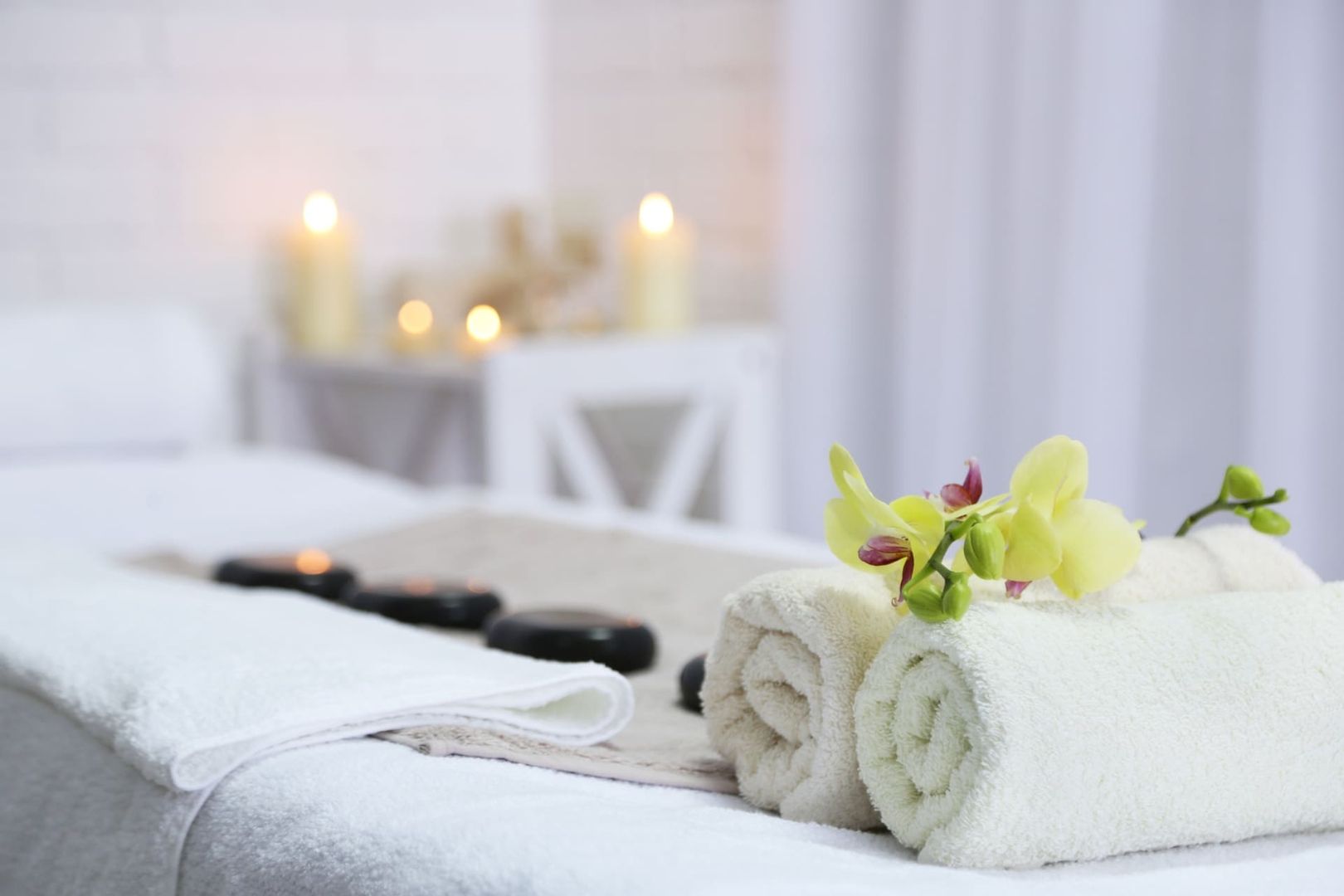 Behandlungsraum, ausgestattet mit Handtüchern und Kerzen, ideal für Entspannung und Wellness